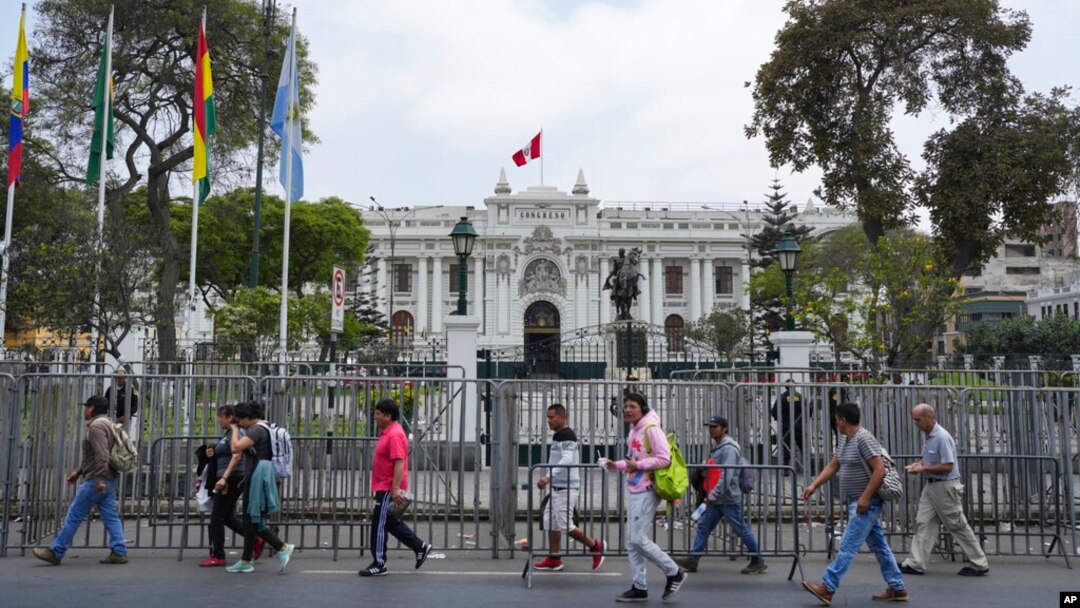 ARCHIVO - Una vista general del Congreso peruano durante la visita de una delegación de la OEA en Lima. 