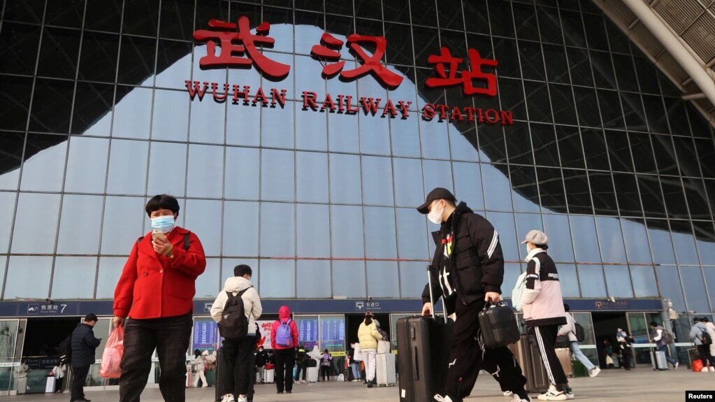 中国湖北武汉火车站外的旅客。（2022年12月10日）(photo:VOA)
