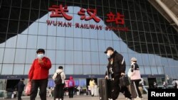 中国湖北武汉火车站外的旅客。（2022年12月10日）