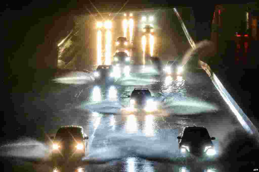 Drivers barrel into standing water on Interstate 101 in San Francisco, California, Jan. 4, 2023.&nbsp;A bomb cyclone smashed into California, bringing powerful winds and torrential rain to areas already saturated by consecutive storms.