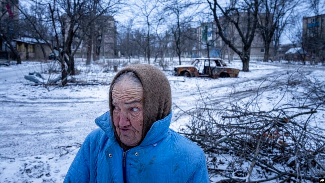 Nina Klinkova reacciona al sonido de una explosión mientras busca ayuda humanitaria en Siversk, región de Donetsk, Ucrania, el 12 de enero de 2023.