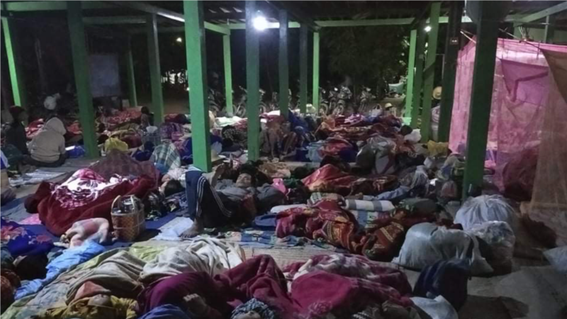 Rumah-rumah dibakar (penduduk setempat) tanpa perlawanan di sini.