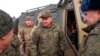 Foto tomada de un video del Servicio de Prensa del Ministerio de Defensa de Rusia el jueves 22 de diciembre de 2022. El ministro de Defensa ruso, Sergei Shoigu, en el centro, habla con los oficiales mientras inspecciona a las tropas rusas en un lugar no revelado en Ucrania. 
