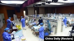 Medicinski radnici njeguju pacijente oboljele Covida u Kini, januar 2023.