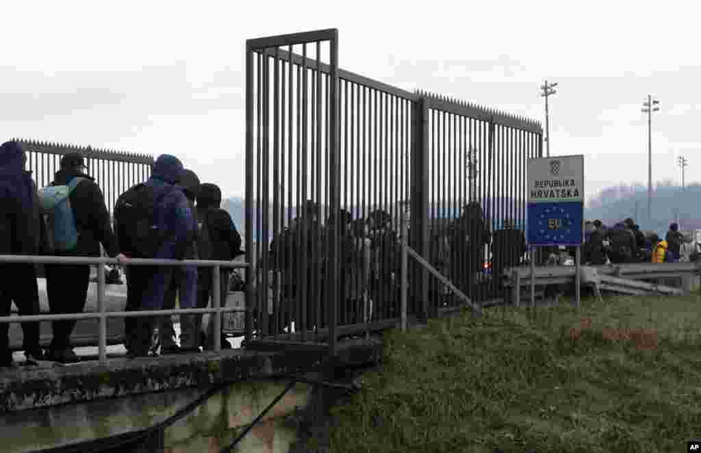 Луѓето чекаат ред на граничниот премин Маљевац, меѓу Босна и Хрватска, 27 декември 2022 година. Околу 50 етнички Чеченци од Русија стигнаа во Босна во текот на изминатата недела во потрага по начин како да влезат во Европската унија. Босанското Министерство за безбедност соопшти дека тие бегаат од таканаречениот &bdquo;регрутација&ldquo; во Русија.