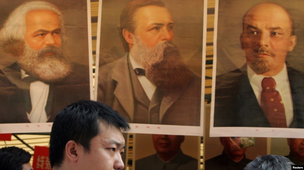 Tại một hội chợ sách ở Bắc Kinh, 2005. Các hình chân dung, từ trái: Marl Marx, Friedrich Engels, Lenin.