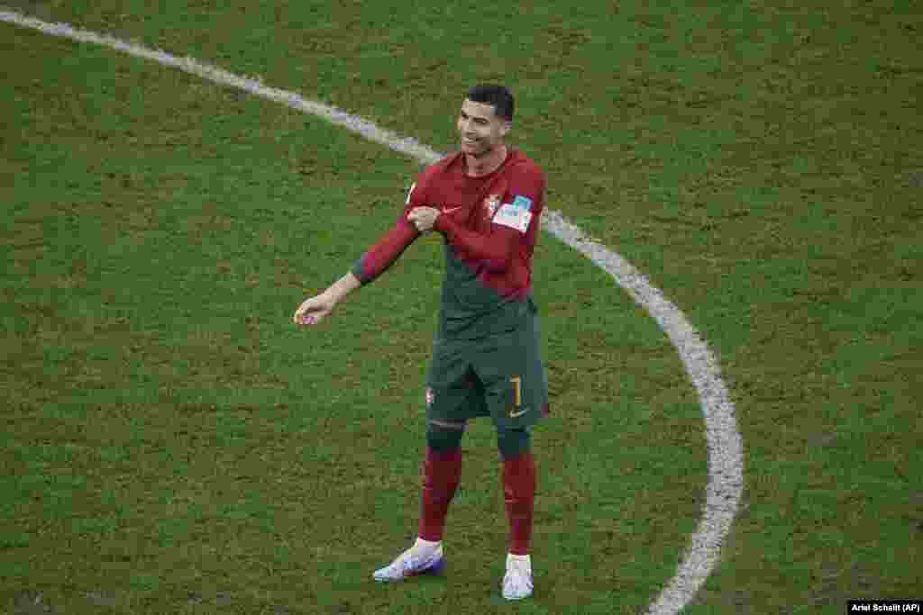 Cristiano Ronaldo, que não esteve no onze inicial, entra em campo no jogo contra a Suíça. Portugal ganhou por 6-1