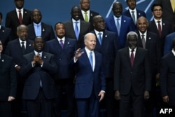 Rais wa Marekani Joe Biden akiwa katika picha ya pamoja na baadhi ya viongozi wa Afrika waliohudhuria Mkutano wa Viongozi wa Marekani na Afrika, mjini Washington, DC, Marekani.