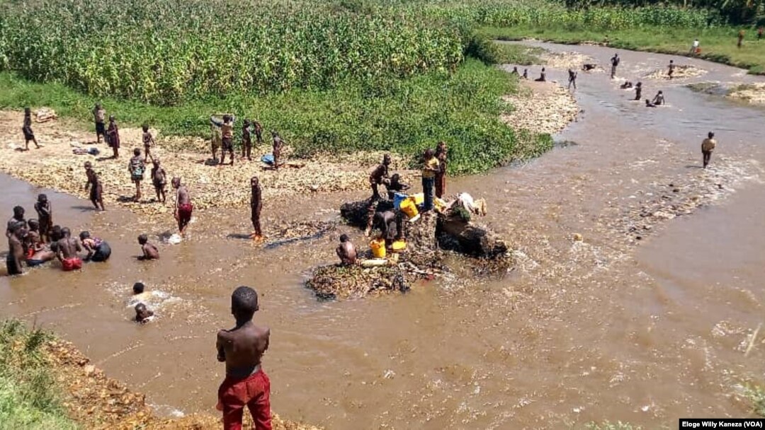 Abanyagihugu bo mu Rugombo bakoresha amazi y'uruzi Nyakagunda kubera kubura amazi meza.