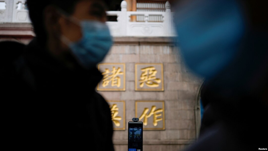 Alat pengenal wajah "borgol digital" terlihat di pintu masuk sebuah kuil, saat wabah COVID-19 berlanjut di Shanghai, China, 12 Desember 2022. REUTERS/Aly Song