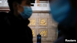 Alat pengenal wajah "borgol digital" terlihat di pintu masuk sebuah kuil, saat wabah COVID-19 berlanjut di Shanghai, China, 12 Desember 2022. REUTERS/Aly Song