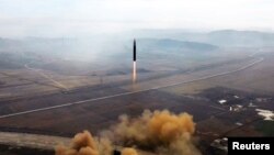 북한 조선중앙통신이 지난해 11월 공개한 대륙간탄도미사일(ICBM) 발사 장면 (자료사진)