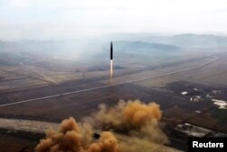 Rudal balistik antarbenua (ICBM) diluncurkan dalam foto tak bertanggal ini yang dirilis pada 19 November 2022. (Foto: KCNA via REUTERS)