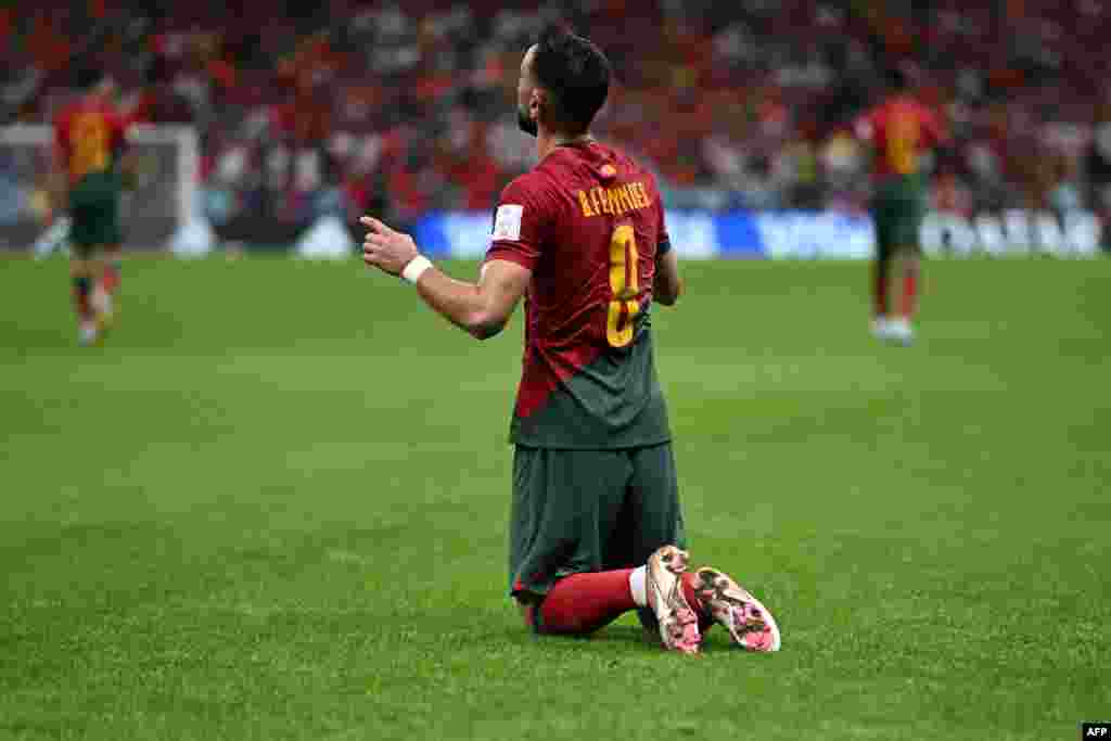 Milieu ya Portugal #08 Bruno Fernandes (C) afukami na kosepela nsima na mongete ya mibale ya ekipiki na ye na match ya groupe H na Mondial Qatar 2022 na stade Luasil, Doha, 28 novembre 2022. (Photo Kirill KUDRYAVTSEV / AFP)