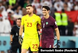 Unai Simon dari Spanyol dan Yassine Bounou dari Maroko sebelum adu penalti. (Foto: REUTERS/Bernadett Szabo)