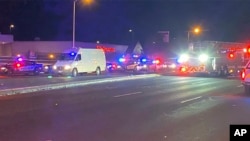 Esta imagen proporcionada por KTTV muestra la escena después de un tiroteo en un club nocturno gay en Colorado Springs, Colorado, EEUU, el sábado 20 de noviembre de 2022.