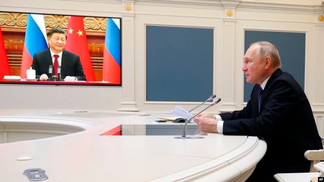 Presiden Rusia Vladimir Putin di Kremlin berbicara dengan pemimpin China Xi Jinping lewat sebuah telekonferensi video hari Jumat (30/12).