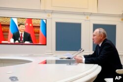 Presiden Rusia Vladimir Putin berbicara dengan Presiden China Xi Jinping melalui konferensi video di Kremlin di Moskow, Rusia, 30 Desember 2022.