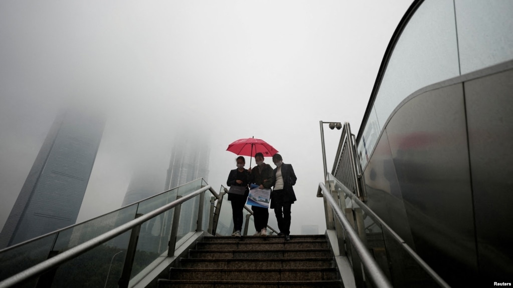 上海陆家嘴金融区的行人在雨中行走。（2022年12月9日）(photo:VOA)