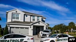 Petugas keamanan berjaga di luar rumah yang disewa oleh Mantan Presiden Brazil Jair Bolsonaro di Resor Encore, Reunion di Kissimmee, Florida, Miami, 10 Januari 2023. (CHANDAN KHANNA / AFP)