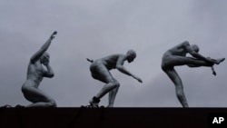 Clave, Monumen Perbudakan, karya Alex da Silva di Rotterdam, Belanda, Senin, 19 Desember 2022. Pemerintah Belanda diperkirakan akan mengeluarkan permintaan maaf resmi atas perannya dalam perdagangan budak global. (AP/Peter Dejong)