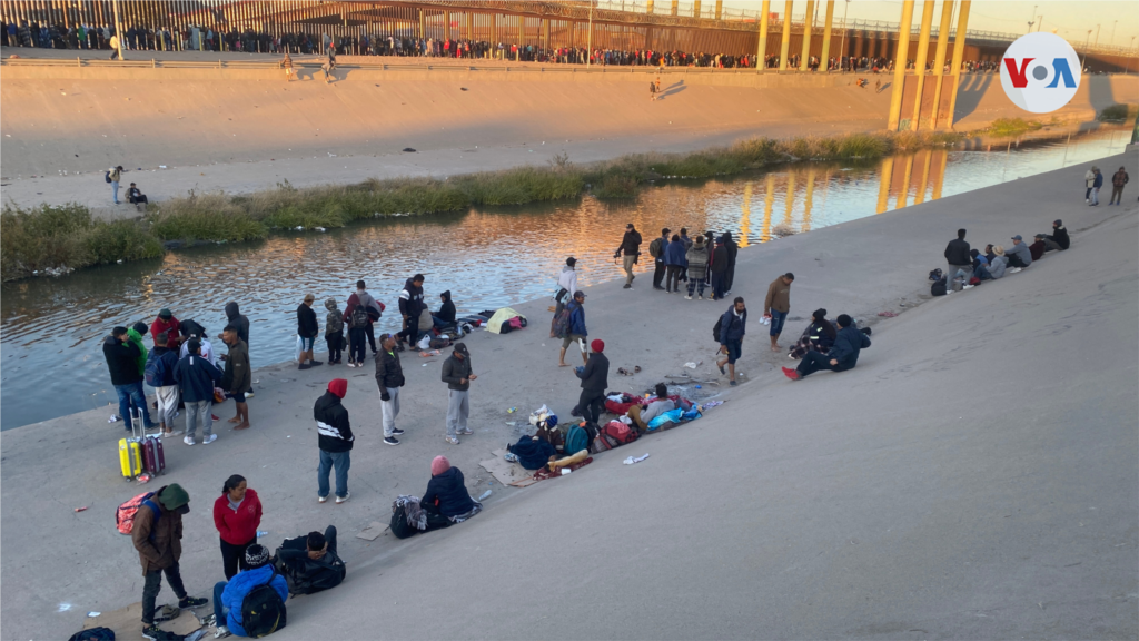 Justo debajo del Puente Internacional Santa Fé, migrantes comienzan a llegar a las inmediaciones del Río Grande y se encuentran con la segunda fila de personas que esperan para solicitar protección en EEUU.