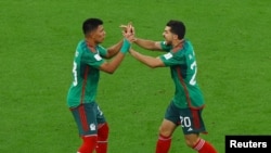 Henry Martin de México celebra marcar su primer gol con Jesús Gallardo el 30 de noviembre de 2022