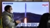2022年12月31日，在首尔的一个火车站内，电视正在播放朝鲜导弹试验的画面。