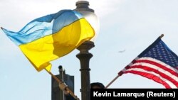 В центрі Вашингтона встановили прапори України та США на честь візиту президента України Володимира Зеленського, 21 грудня 2022 року REUTERS/Kevin Lamarque 