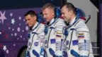 Phi hành gia người Mỹ Frank Rubio và các nhà du hành vũ trụ của Nga, Sergey Prokopyev và Dmitri Petelin, trước khi lên tàu vũ trụ Soyuz MS-22 tại sân bay vũ trụ Baikonur, Kazakhstan, vào ngày 21/9/2022.