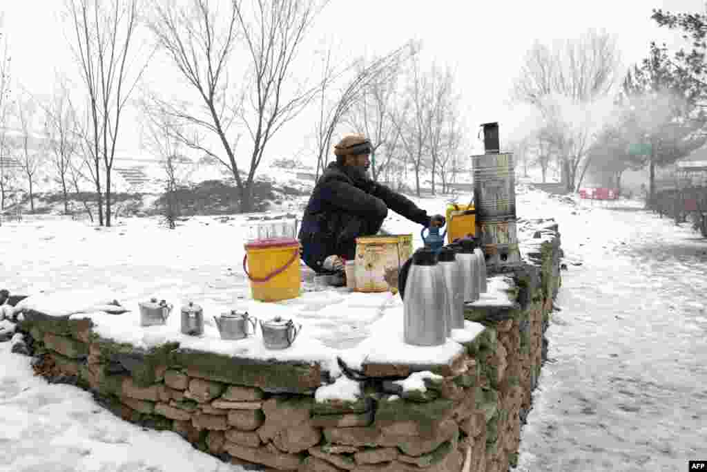 Choy sotayotgan sotuvchi. Kobul, Afg&#39;oniston.&nbsp;