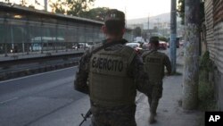 Soldados patrullan las calles de Soyapango, El Salvador, el 5 de diciembre de 2022.
