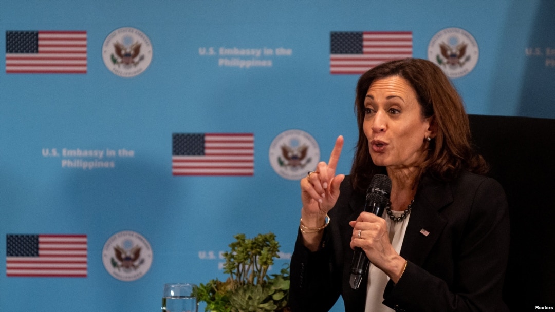 La vicepresidenta de Estados Unidos, Kamala Harris, habla durante una reunión en el ayuntamiento, en un hotel en Manila, Filipinas, el 21 de noviembre de 2022. REUTERS/Lisa Marie David