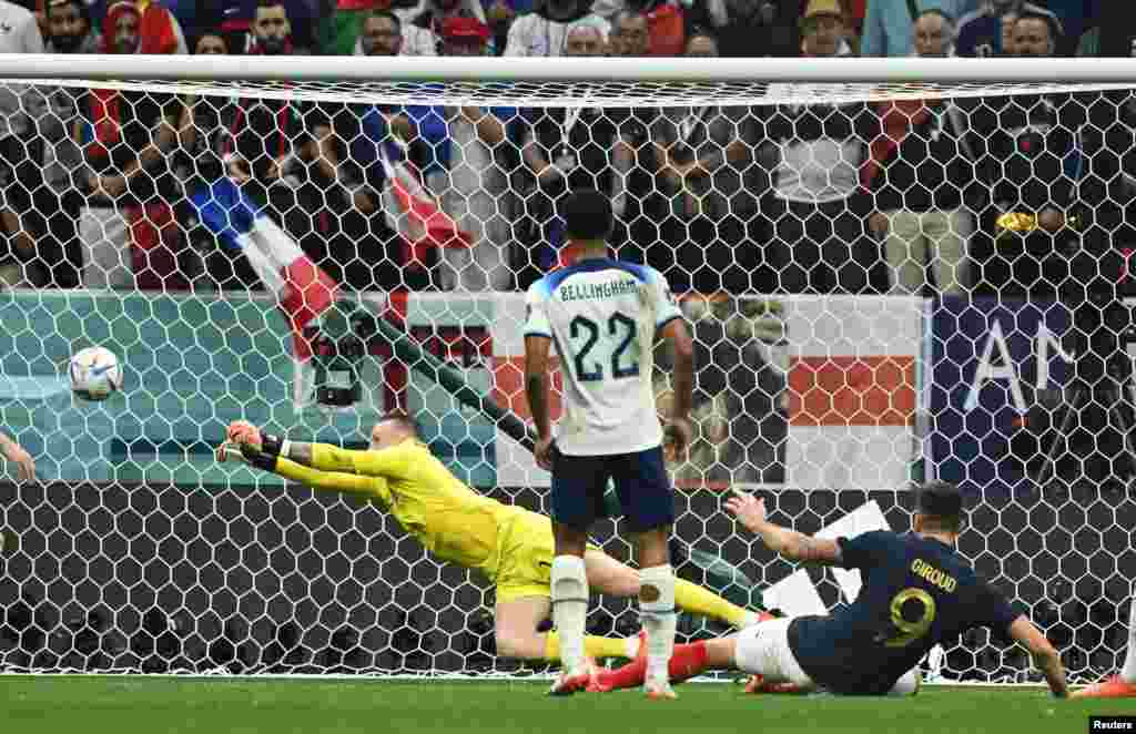 Moyambi ya Angleterre Jordan pickford apekisi attaquant ya France Olivier Giroud kotia na 1/4 Mondial Qatar 2022 na stade Al Khor, 10 décembre 2022. REUTERS/Dylan Martinez