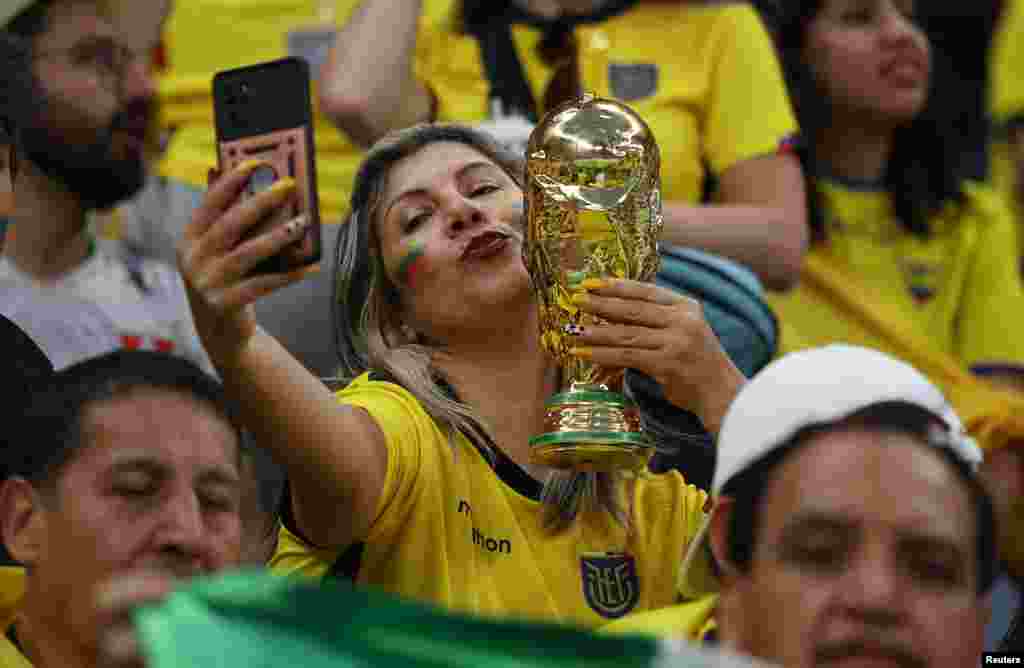 Fútbol - Copa Mundial de la FIFA Qatar 2022 - Una aficionada ecuatoriana dentro del estadio antes del partido REUTERS/Hamad I Mohammed