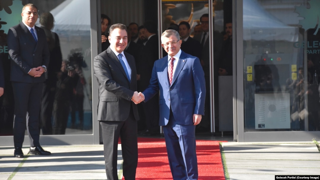 14 Mayıs seçimlerinde hüsrana uğrayan partilerden DEVA ve Gelecek partisinin birleşme görüşmeleri henüz sonuç vermiş değil. Ali Babacan birleşme sağlanırsa partinin merkez sağ seçmenin oyuna talip olacağını söyledi. 