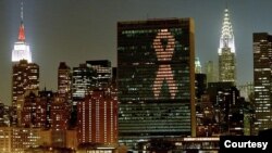 Símbolo de la lucha contra el Sida en un edificio de las Naciones Unidas en la ciudad de Nueva York. 