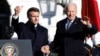 El presidente francés, Emmanuel Macron (izq.) y el presidente estadounidense, Joe Biden, durante una ceremonia oficial de Estado en el jardín sur de la Casa Blanca en Washington, EEUU, el 1 de diciembre de 2022.