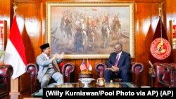 Menteri Pertahanan RI Prabowo Subianto berbincang dengan Menteri Pertahanan AS Llyod J. Austin di Jakarta, Senin (21/11).