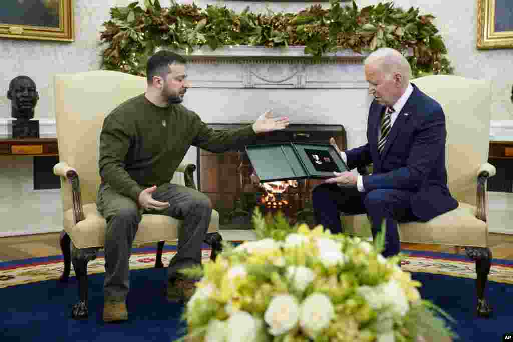 El presidente de Ucrania, Volodymyr Zelenskyy, le entregó al presidente Joe Biden una medalla que había sido otorgada al capitán ucraniano de una batería HIMARS, un sistema de cohetes proporcionado por los EEUU.