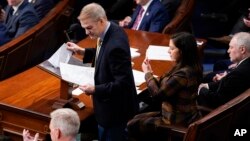 El representante Jim Jordan, republicano por Ohio, nomina al representante Kevin McCarthy, republicano por California, abajo a la izquierda, como presidente de la Cámara de Representantes antes de una segunda ronda de votación durante el día inaugural del 118.º Congreso en el Capitolio de EEUU, el 3 de enero de 2023. en Washington.