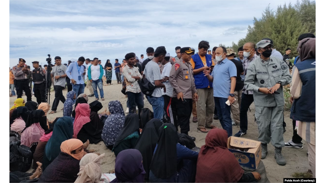 Sebanyak 184 pengungsi etnis Muslim-Rohingya tiba di Pantai Kuala Gigeng Lamnga, Kecamatan Masjid Raya, Kabupaten Aceh Besar, Aceh, Minggu (8/1).(Foto: Courtesy/ Polda Aceh)