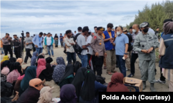 Sebanyak 184 pengungsi etnis Muslim-Rohingya tiba di Pantai Kuala Gigeng Lamnga, Kecamatan Masjid Raya, Kabupaten Aceh Besar, Aceh, Minggu (8/1).(Foto: Courtesy/ Polda Aceh)