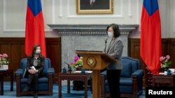 Presiden Taiwan Tsai Ing-wen bersama Anna-Michelle Asimakopoulou, anggota Parlemen Eropa dan kepala delegasi tamu dari Komite Perdagangan Internasional Parlemen Eropa, di gedung kepresidenan di Taipei, Taiwan 20 Desember 2022. (Taiwan Kantor Kepresidenan/Handout via REUTERS)