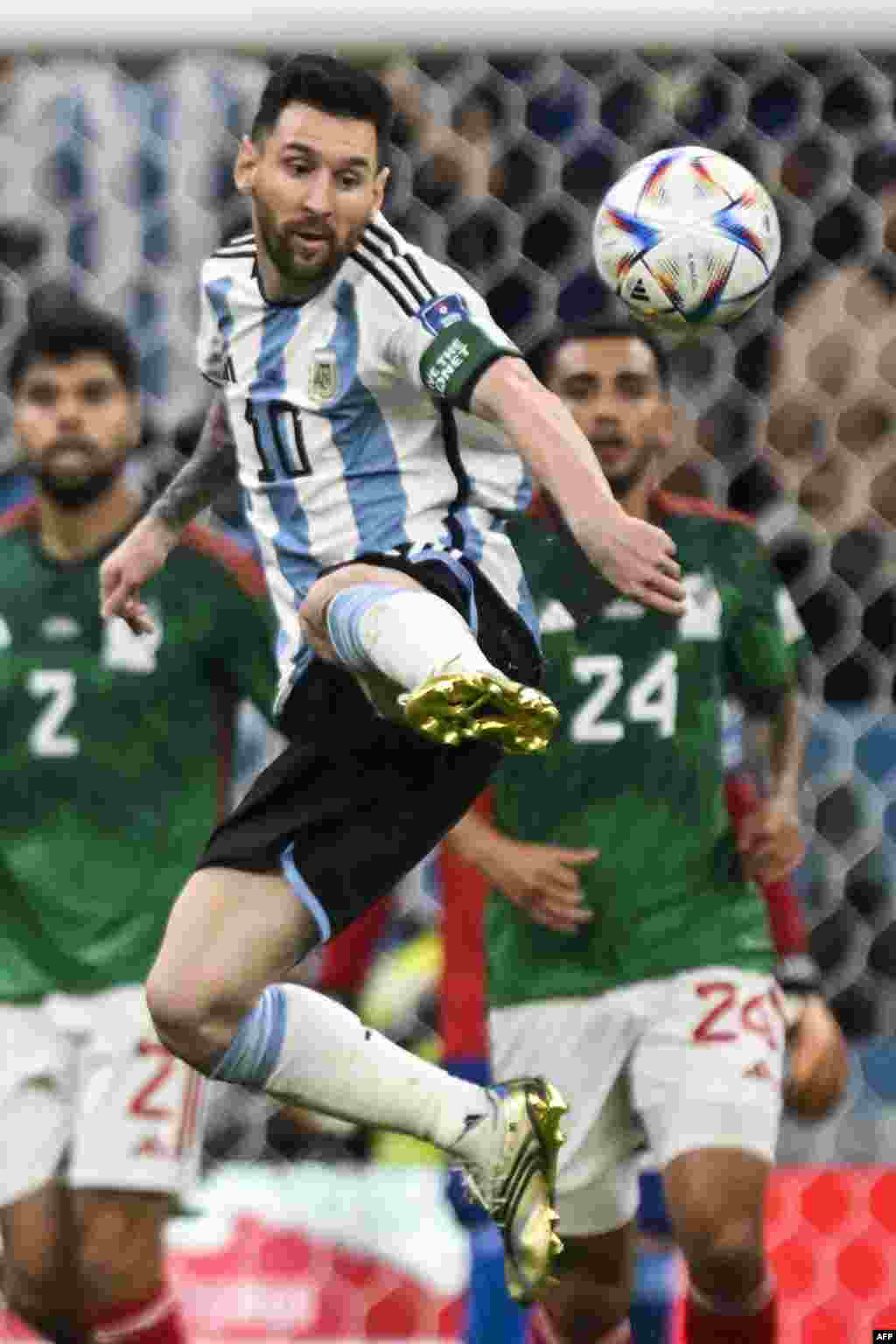 Attaquant ya Argentine #10 Lionel Messi apumbuki mpe abeti ndembo likolo na match na Mexique na groupe C ya Mndial Qatar 2022 na stade Lusail. Doha, 26 novembre 2022. (Photo Alfredo ESTRELLA / AFP)