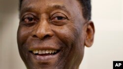 File - Pelé smiles for reporters in 2015. (AP Foto/Kirsty Wigglesworth, archivo)