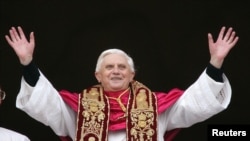  پاپ بندیکت شانزدهم، رهبر پیشین کاتولیک‌های جهان