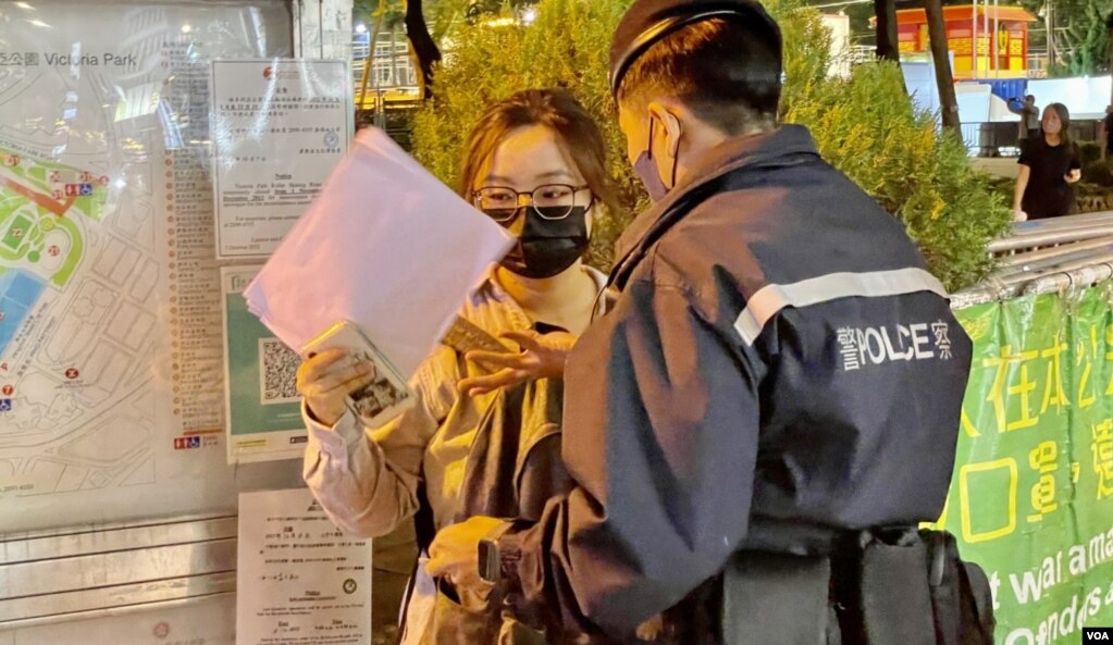 化名Anna的中国内地留学生趁12月4日中国国家宪法日，在维园举白纸被警员截查 (美国之音/汤惠芸)(photo:VOA)