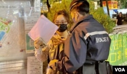 化名Anna的中国内地留学生趁12月4日中国国家宪法日，在维园举白纸被警员截查 (美国之音/汤惠芸)