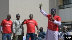 Sejumlah jurnalis Senegal berdemonstrasi dalam aksi dukungan terhadap rekan jurnalis mereka Pape Ale Niang, yang ditahan oleh pemerintah, di Gedung Dewan Pers di Dakar pada 4 Januari 2023. (Foto: AFP/Seyllou)